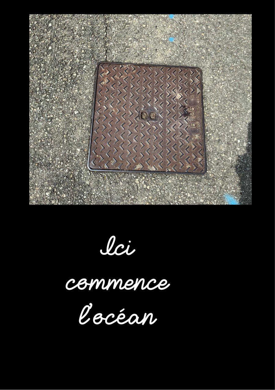 Œuvre d'élève à la manière de Ben : photo d'une plaque d'égout légendée à la main « Ici commence l'océan ».