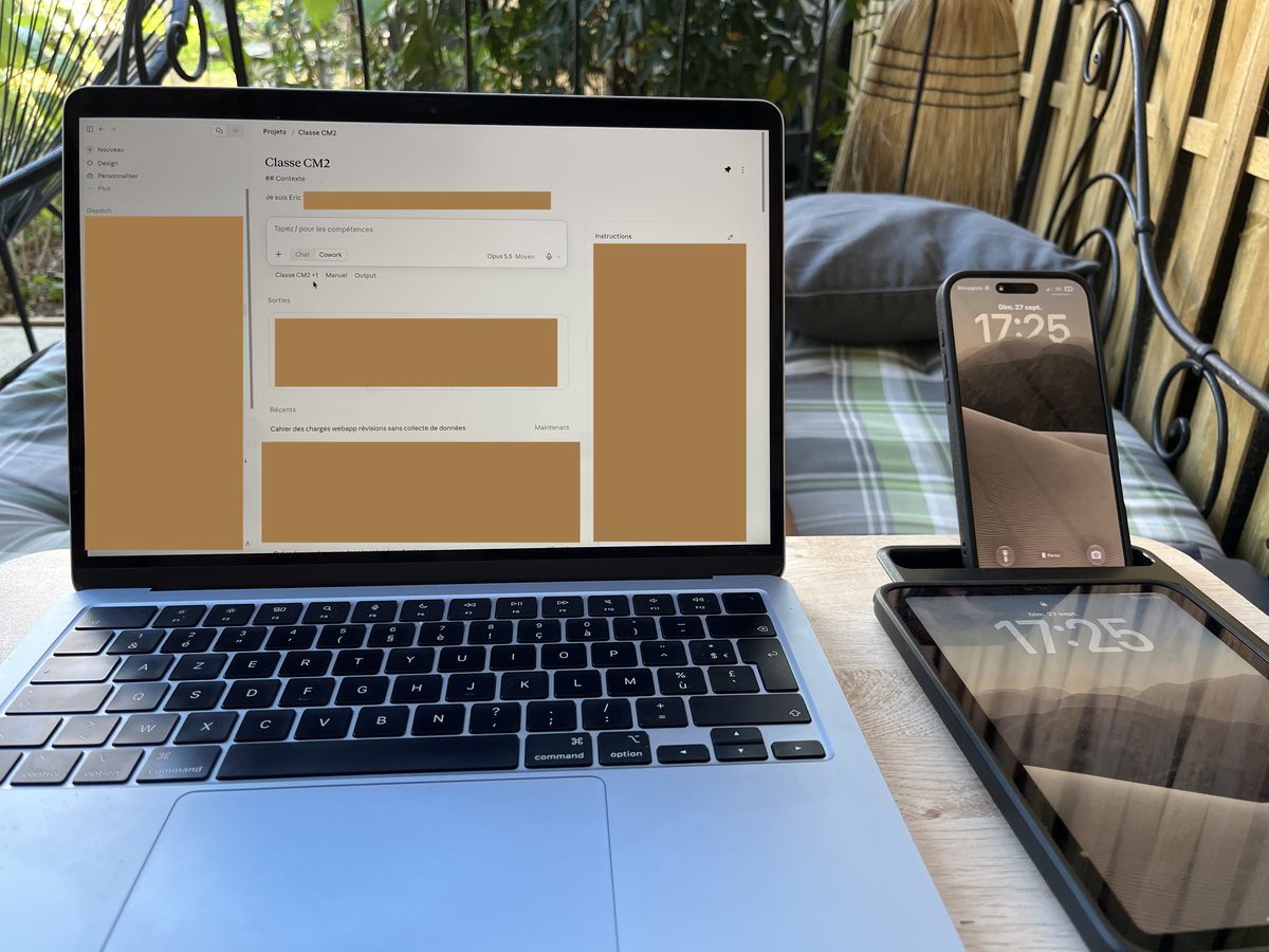 MacBook, iPhone et iPad sur une table de terrasse, dimanche 27 septembre à 17 h 25