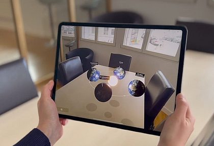 iPad affichant les phases de la Lune en r&eacute;alit&eacute; augment&eacute;e avec Foxar